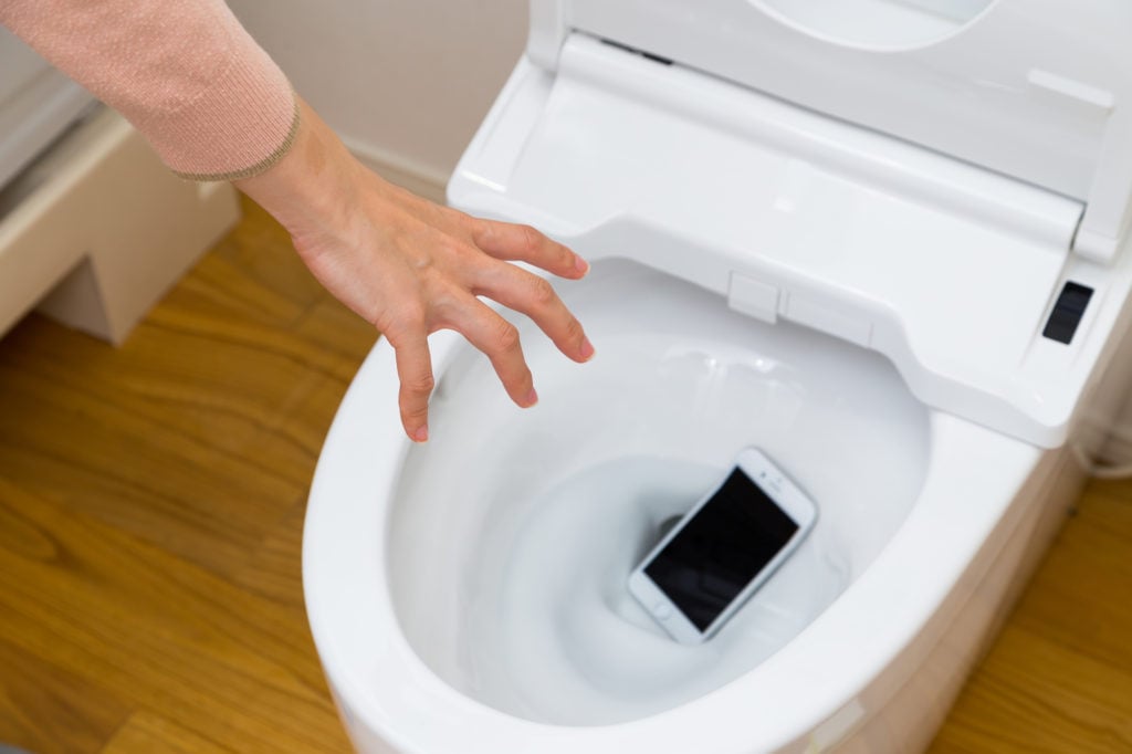 トイレにスマートフォンを落とした